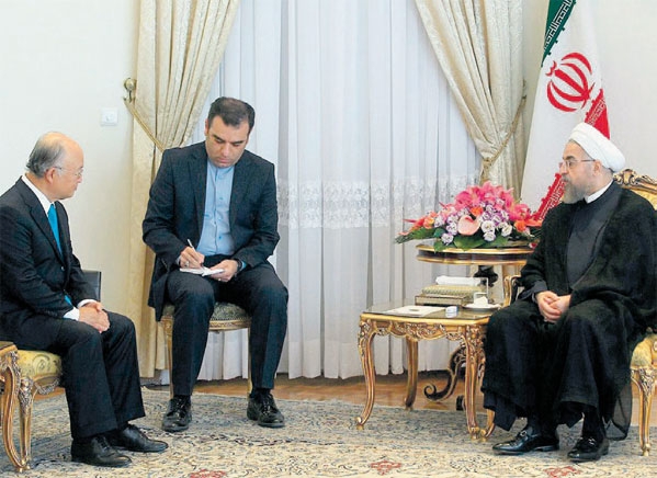 يوكيا امانو اثناء لقائه الرئيس الإيراني في طهران