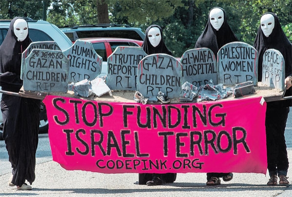 نشطاء سلام يحتجون أمام السفارة الإسرائيلية في واشنطن ضد العدوان على غزة