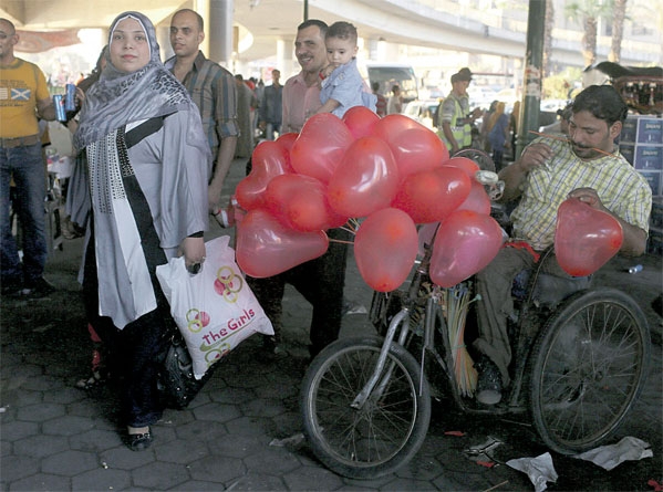 من احتفالات المصريين في اليوم الأخير من عيد الفطر المبارك وسط القاهرة