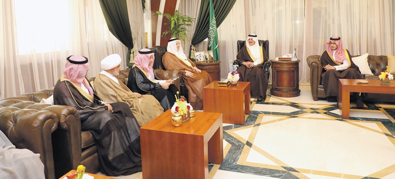 الأمير سعود بن نايف والأمير أحمد بن فهد بن سلمان خلال لقائهما بأهالي العوامية (اليوم)
