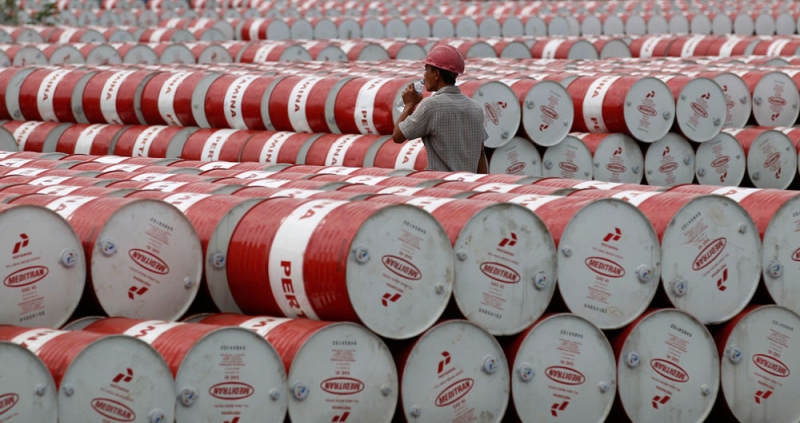 تراجع مفاجئ لمخزونات النفط الخام الأمريكية مع هبوط الواردات
