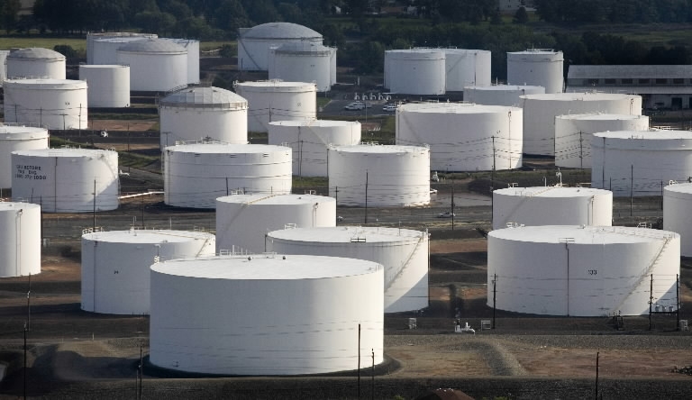 مخزونات النفط الخام الأمريكية تقفز لمستوى قياسي جديد