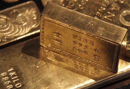 الذهب ينخفض مع صعود الدولار
