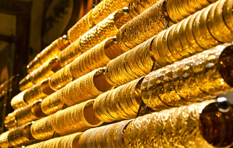 الذهب ينخفض مع ارتفاع الدولار بعد بيانات أمريكية