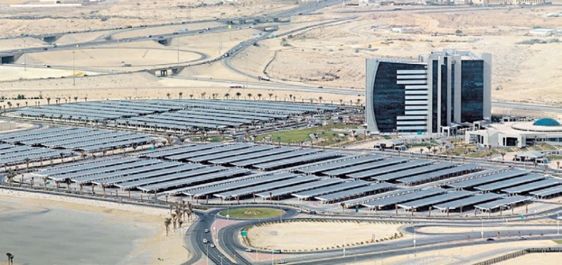 تم تركيب لوحات شمسية منذ سنوات فوق مظلات مواقف انتظار السيارات بالقرب من مبنى المدراء داخل أرامكو السعودية لتزويد المبنى بالطاقة اللازمة
