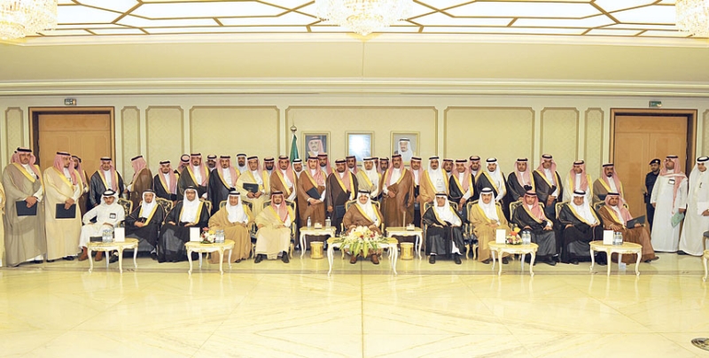 الأمير سعود بن نايف يتوسط رؤساء المراكز بالحفل الختامي
