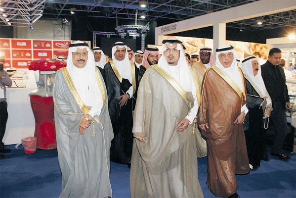 الأمير خالد بن سعود والمهندس جابر الشهري خلال تدشينهما المعرض 