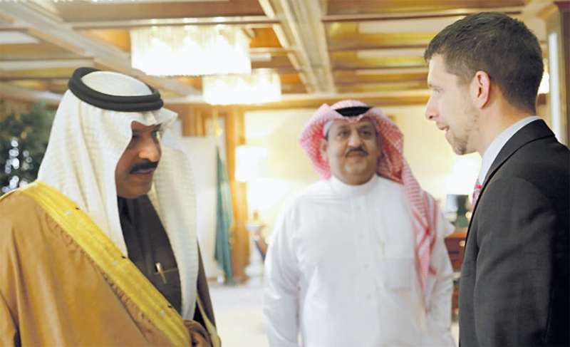 الأمير مشعل بن بدر يتلقّى تعازي القنصل الأمريكي بالظهران