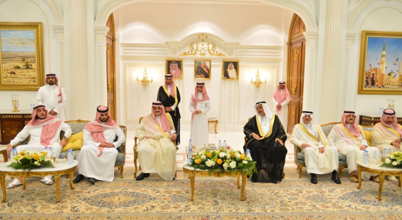 الأمير محمد بن نواف خلال استقباله المعزين
