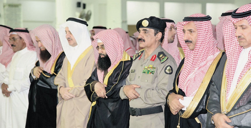 الأمير سعود بن نايف يؤدي الصلاة على الفقيد