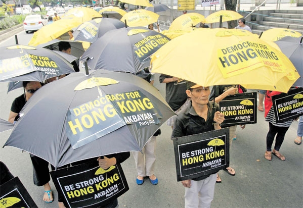 فلبينيون يحتجون أمام القنصلية الصينية لدعم متظاهري هونج كونج 