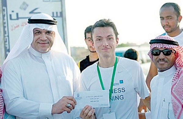 محمد بو ميه ورجل الأعمال إحسان الجشي، يسلمان إحدى جوائز السباق 