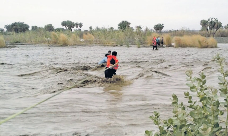 إنقاذ حالات حاصرتها السيول في جازان 
