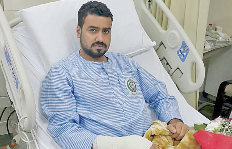 العريف حسين المطوع بعد إجراء عملية إخراج الرصاص من جسده