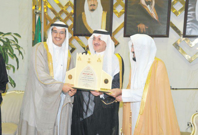 الأمير سعود بن نايف خلال تكريم رئيس نادي الفتح عبدالعزيز العفالق