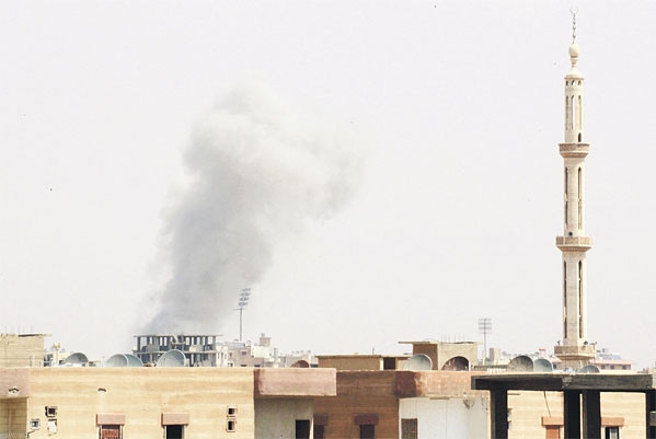  تصاعد الدخان نتيجة غارة جوية شنتها قوات الأسد في مدينة الرقة