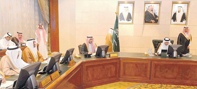  الأمير خالد الفيصل خلال الاجتماع أمس