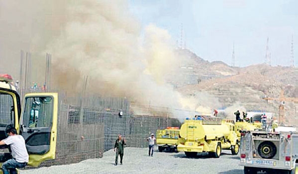 فرق الدفاع المدني حاصرت النيران من 3 اتجاهات 