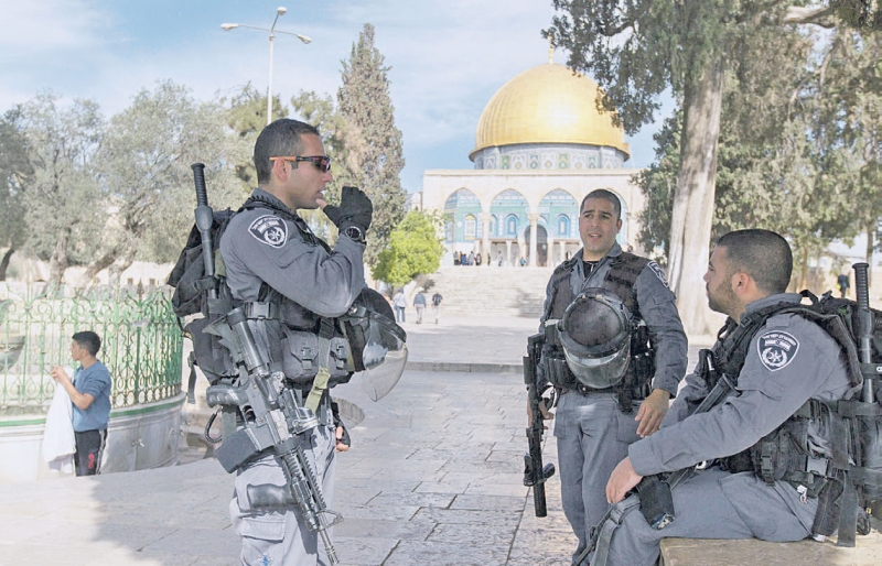 جنود الإحتلال في باحات الحرم القدسي وتبدو قبة الصخرة	