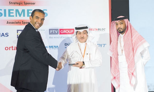 م.سلطان الزهراني يتسلم جائزة لأرامكو السعودية عن أفضل مبادرة للمسؤولية الاجتماعية في السلامة المرورية 