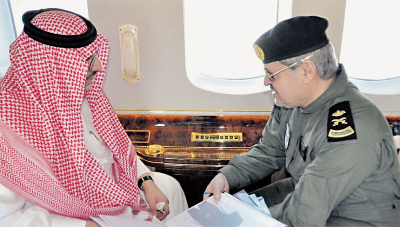 نائب الملك خلال اطلاعه على الزي الجديد من القائد العام لطيران الأمن بوزارة الداخلية

