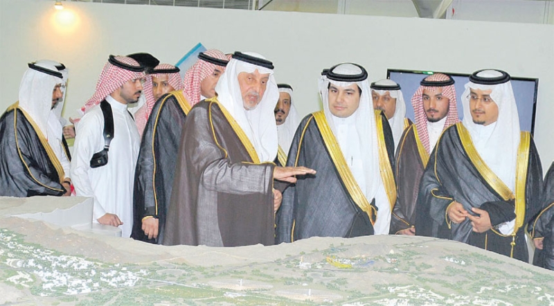 أمير مكة المكرمة ووزير الثقافة والإعلام أثناء افتتاح سوق عكاظ 9
