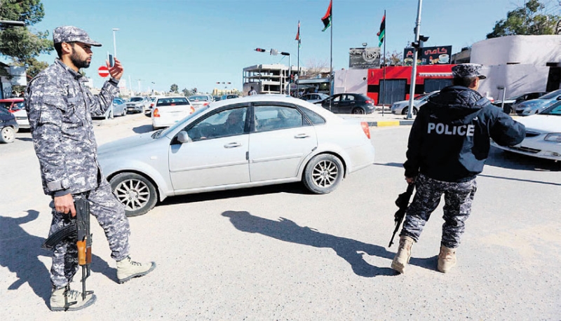 ضباط شرطة في نقطة تفتيش في العاصمة طرابلس ا ف ب