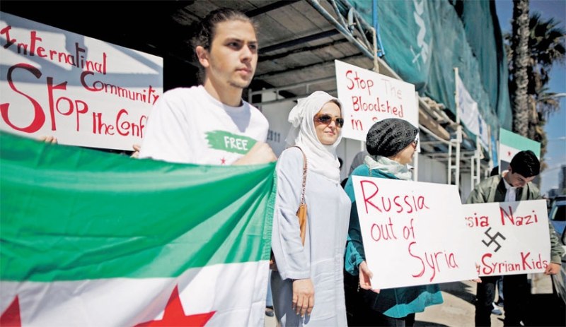 احتجاج خارج المكتب القنصلي الروسي في سانتا مونيكا في كاليفورنيا على التدخل الروسي في سوريا 
