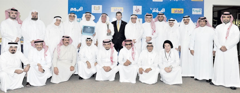  صورة جماعية لكتاب (اليوم) مع جائزة الصحافة العربية 