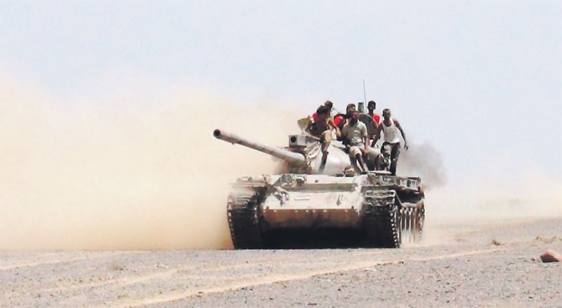 دبابة للجيش الوطني تخترق طريقها في محافظة مأرب 