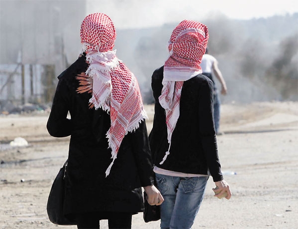فلسطينيتان ملثمتان تتصديان للمتطرفين اليهود أثناء اقتحامهم الأقصى