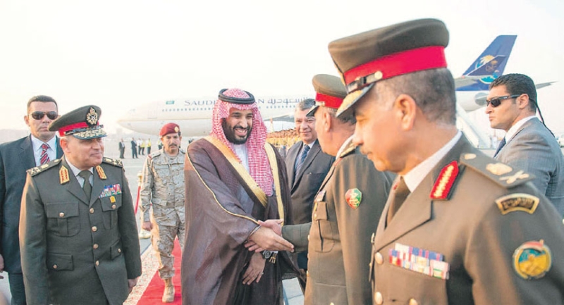 الأمير محمد بن سلمان يصافح قيادات وزارة الدفاع في مصر
