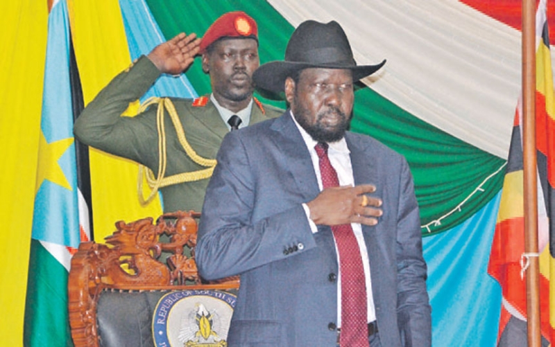 رئيس جنوب السودان سلفا كير قبل التوقيع على اتفاق سلام