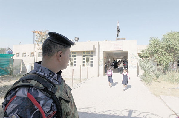 جندي عراقي يحرس إحدى المدارس في بغداد أمس