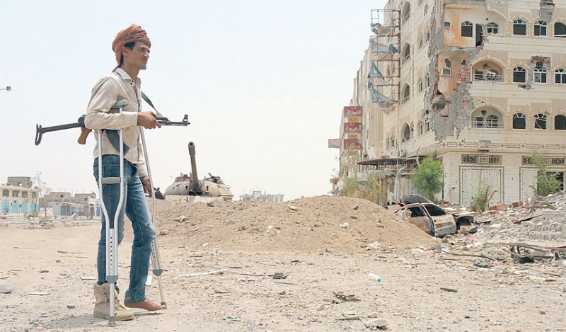 مقاتل يمني يدافع عن الشرعية في عدن