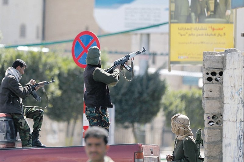 مقاتلون حوثيون يطلقون النار باتجاه القصر الرئاسي أول أمس 