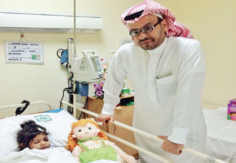  السفير السعودي أثناء زيارته الطفلة زينب