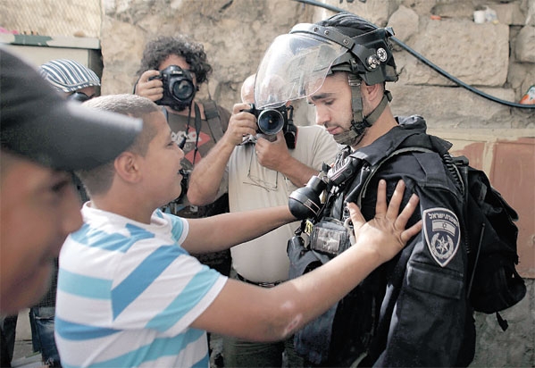  فتى يواجه جنديا إسرائيليا أمس في القدس العتيقة ولسان حاله يقول: لن تخفيوا أحدا 