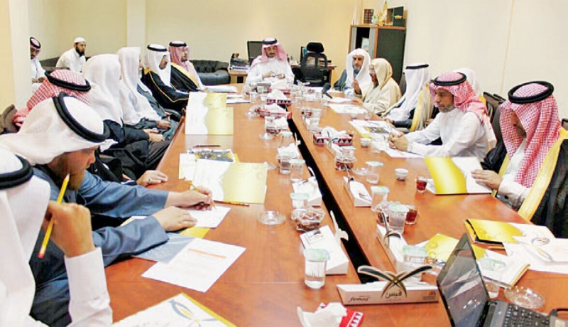  الأمير عبدالعزيز بن جلوي يتوسط اجتماع أعضاء مجلس الأمناء
