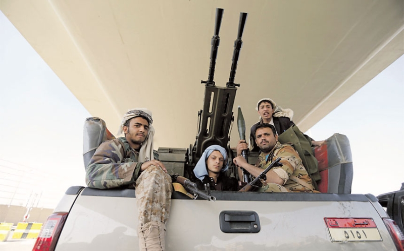 مقاتلون حوثيون في إحدى المركبات التابعة للجيش تم الاستيلاء عليها