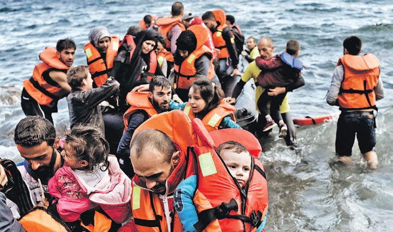 لاجئون يصلون إلى جزيرة ليسبوس اليونانية بعد عبور بحر إيجة 