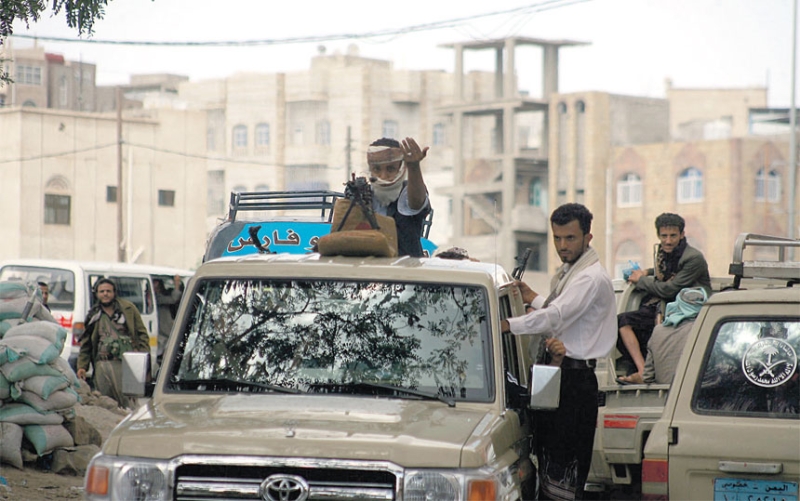 مسلحون من المقاومة الشعبية في أحد شوارع تعز خلال الاشتباكات مع الحوثيين 