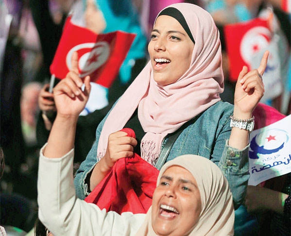 مؤيدو حزب النهضة الإسلامي في مسيرة انتخابية جنوب تونس