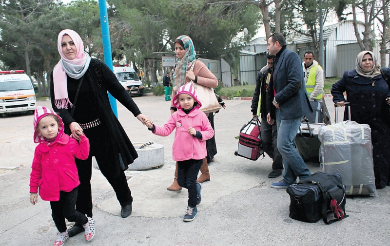 عائلات فلسطينية تعبر إلى غزة عبر معبر رفح أمس