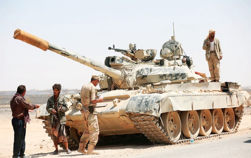 رجال المقاومة بجانب دبابة في خط المواجهة ضد الحوثيين في مأرب