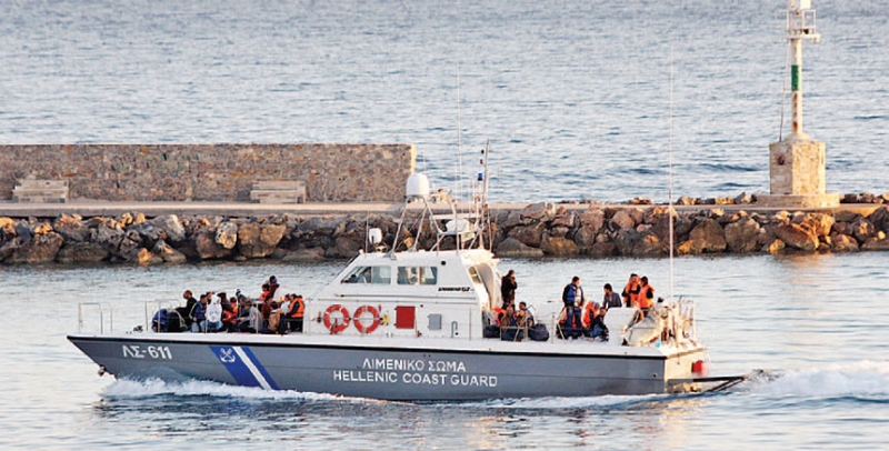 خفر السواحل اليونانية ينقذون لاجئين عقب غرق قاربهم