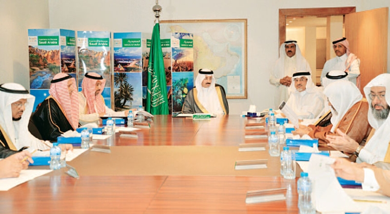 الأمير بدر خلال ترؤسه اجتماع المجلس أمس
