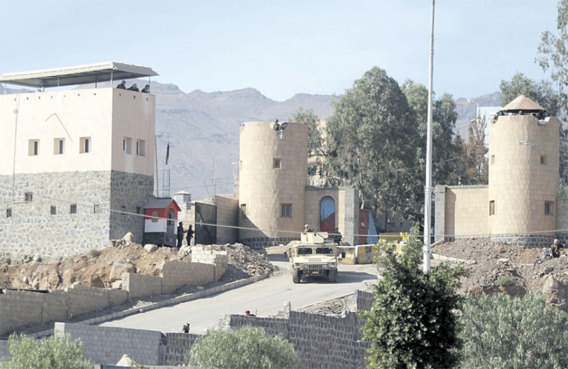 عربة همر أمام مدخل قصر الرئيس اليمني لحمايته عقب اندلاع الاشتباكات