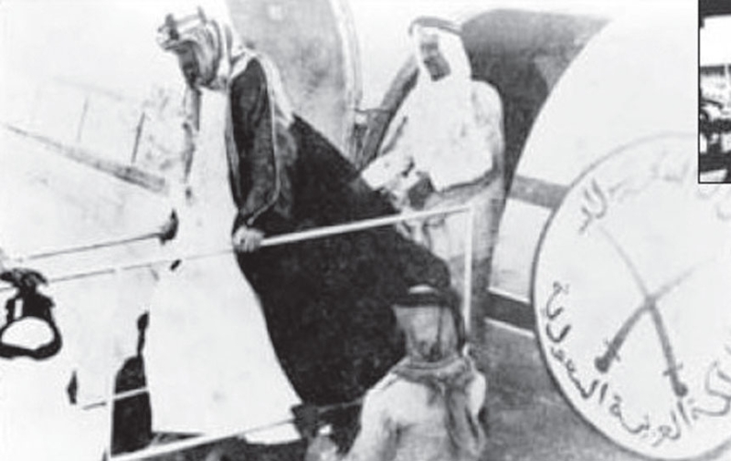  الملك عبدالعزيز لدى وصوله مطار «الحوية» مستقلا طائرة الداكوتا

