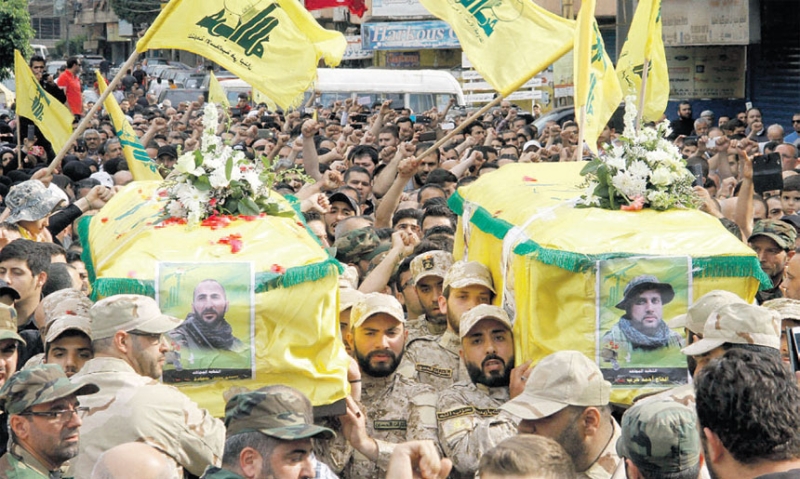  أعضاء من حزب الله يشيعون مقاتلا لقي حتفه في سوريا 